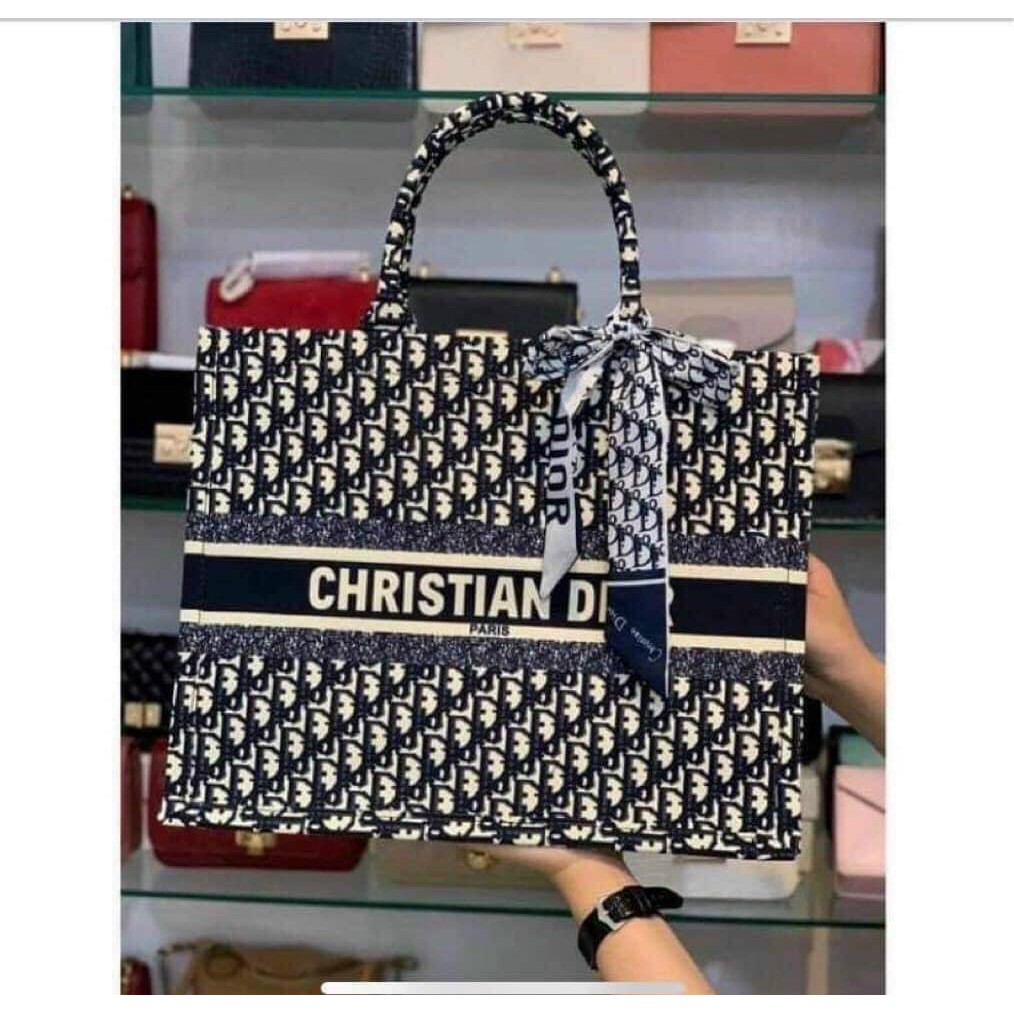 Túi hoạ tiết SIZE 36 , SIZE 41cm chất đẹp đựng cả thế giớitặng kèm khăn lụa màu ngẫu nhiên
