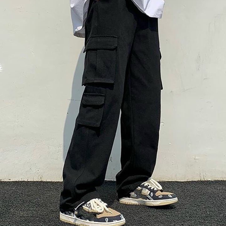 Quần nỉ Box Pant ống rộng túi hộp dày dặn, phù hợp với cả nam và nữ.