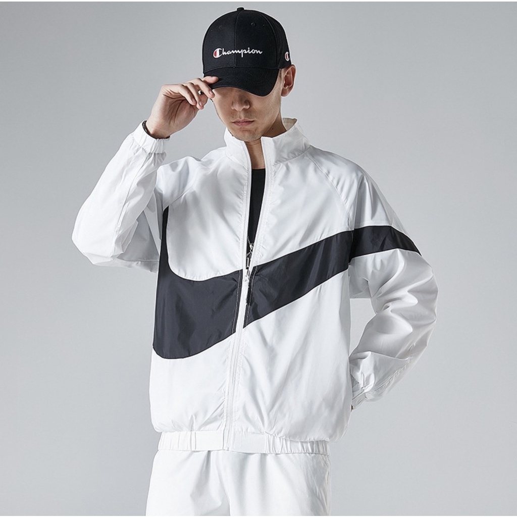 Áo khoác dù unisex 2 lớp cổ đứng form rộng chống nắng, phù hợp nam và nữ, có sẵn 2 màu đen trắng, dễ kết hợp với trang phục.