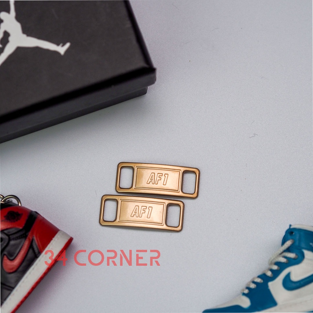 Phụ Kiện Giày Af1 Custom: Khuyến Mại Lacetags AF1 Sneaker Kim Loại Cao Cấp - Góc Nhìn Từ 34 Độ.
