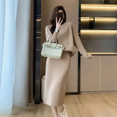 Bộ Áo Sweater Cánh Dơi Chui Đầu Phối Chân Váy Dệt Kim Xẻ Tà Dáng Ôm Dài Qua Gối Thời Trang Thu Đông Phong Cách Xiaoxiang Cho Nữ Mặc Vào Năm Mới